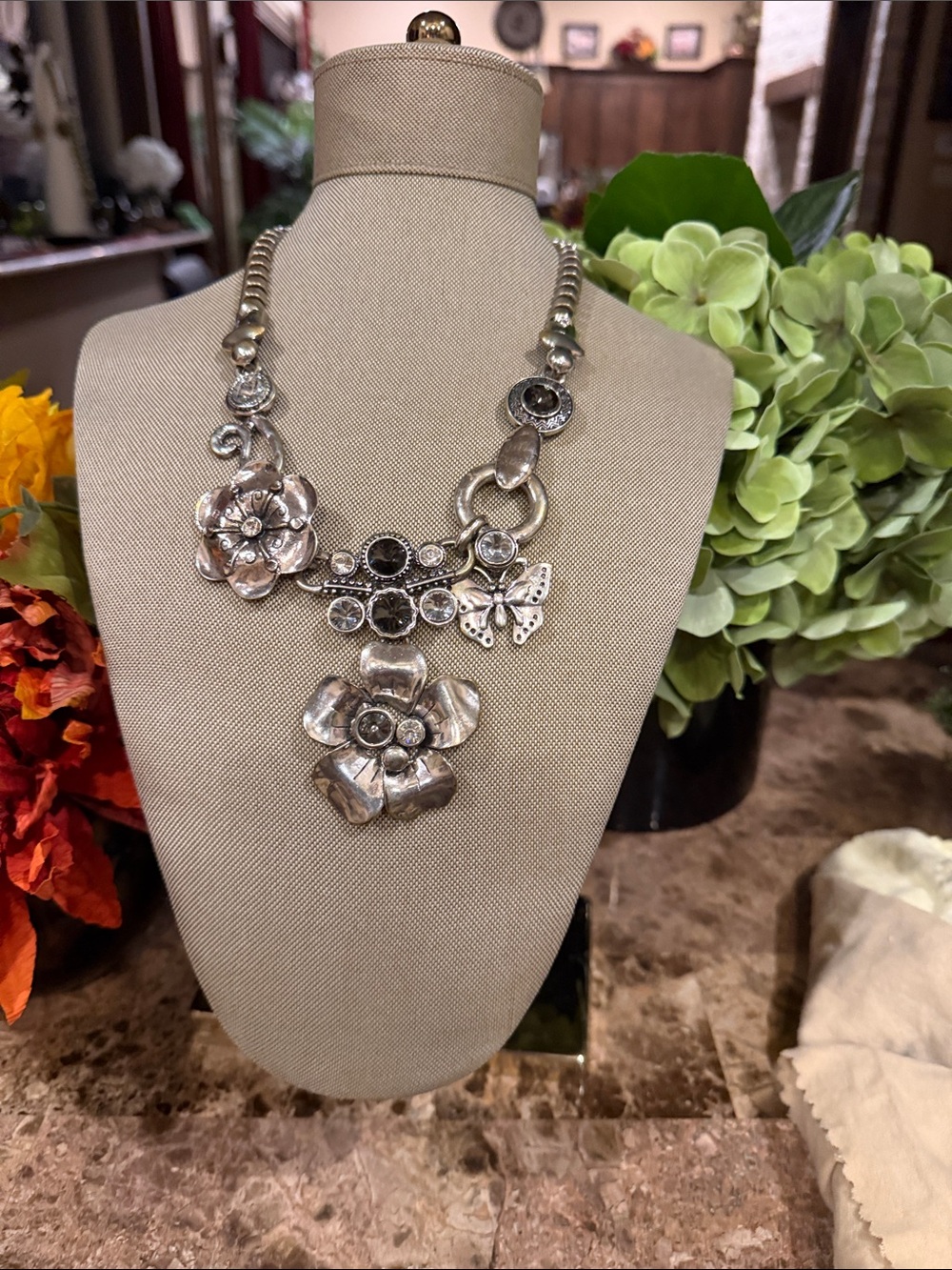 Silver Floral Statement Necklace - Elegant Flower Pendant